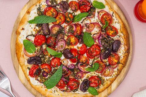 Græsk pizza med oliven, za'atar, cherrytomater og mynte
