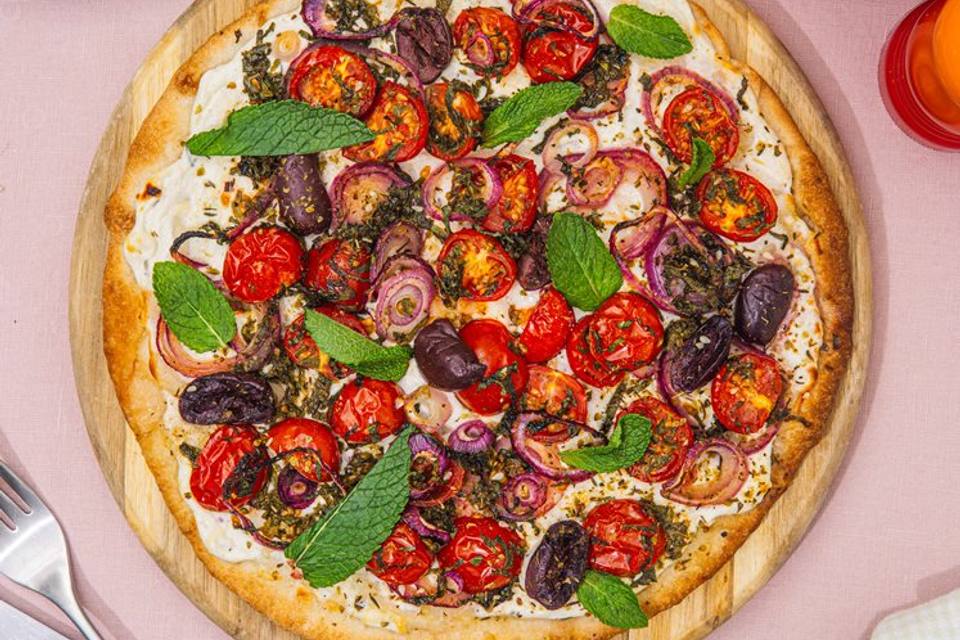 Græsk pizza med oliven, za'atar, cherrytomater og mynte — RetNemts eget foto