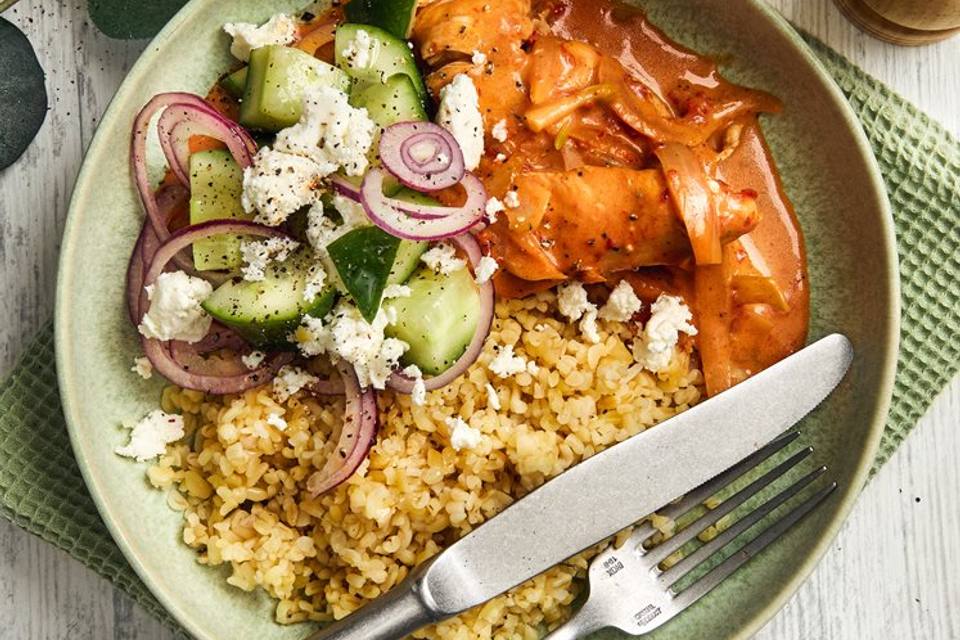 Kylling i cremet ajvarsauce med salat af agurk og feta — RetNemts eget foto