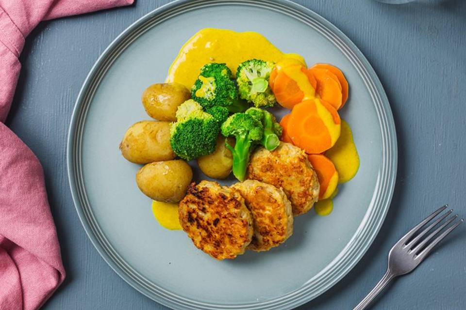 Færdigstegte fiskefrikadeller med karrysovs, broccoli og kartofler — RetNemts eget foto