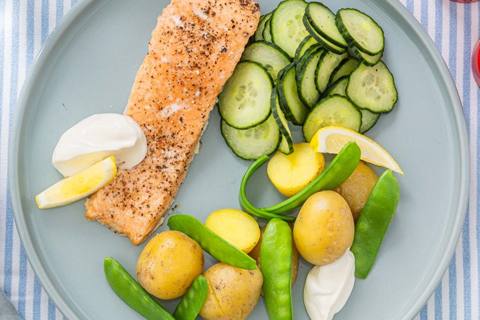 Ovnbagt laksefilet med agurkesalat, creme fraiche og kartofler