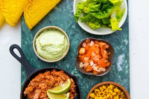 Tun tacos med friterede majs og salsa