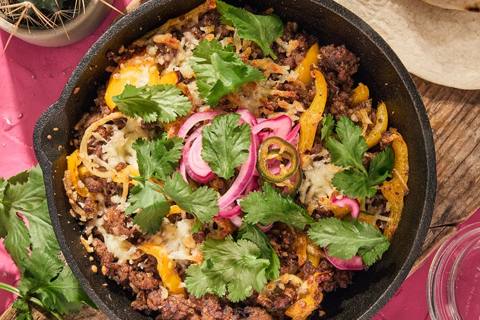 Alt i én tacopande med ost, jalapeñosyltet løg og røget chili dressing