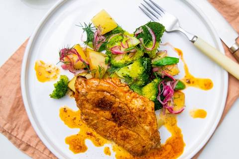 Paprika-koteletter og kartoffelsalat med sur/sød broccoli