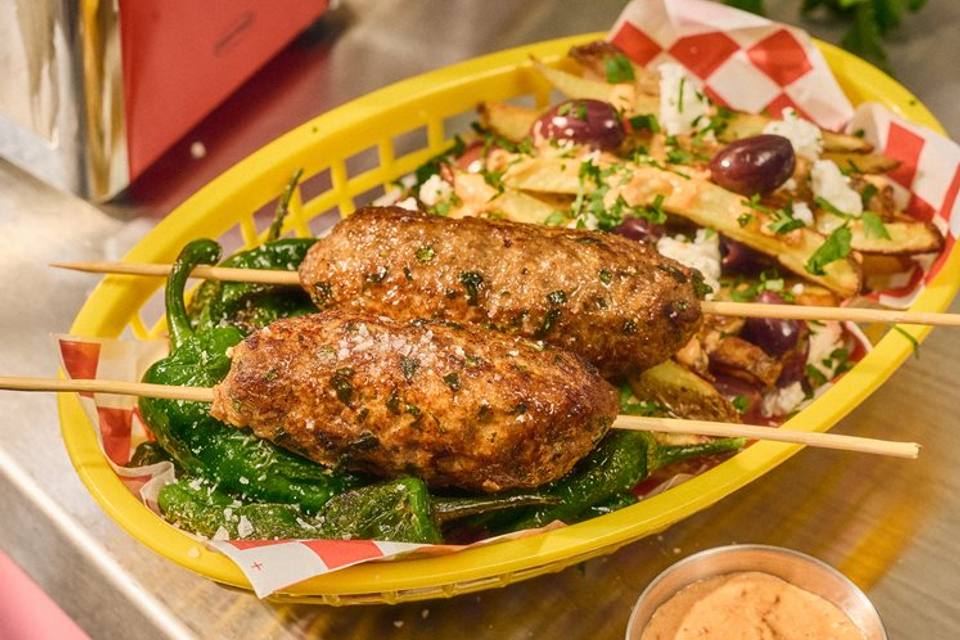 Kebabakia & tirokafteri med græske dirty fries og pimientos de padrón — RetNemts eget foto