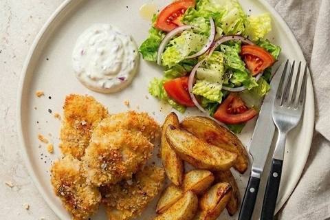 Crispy kylling med krydrede kartoffelbåde, hvidløgsyoghurt og salat