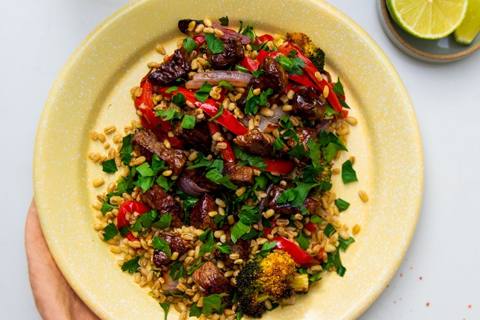 Lun salat med okse og hvedekerner