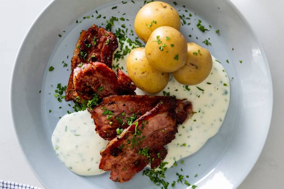 Stegt flæsk med persillesovs — RetNemts eget foto