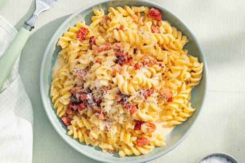 Glutenfri pasta carbonara med tørsaltet bacon