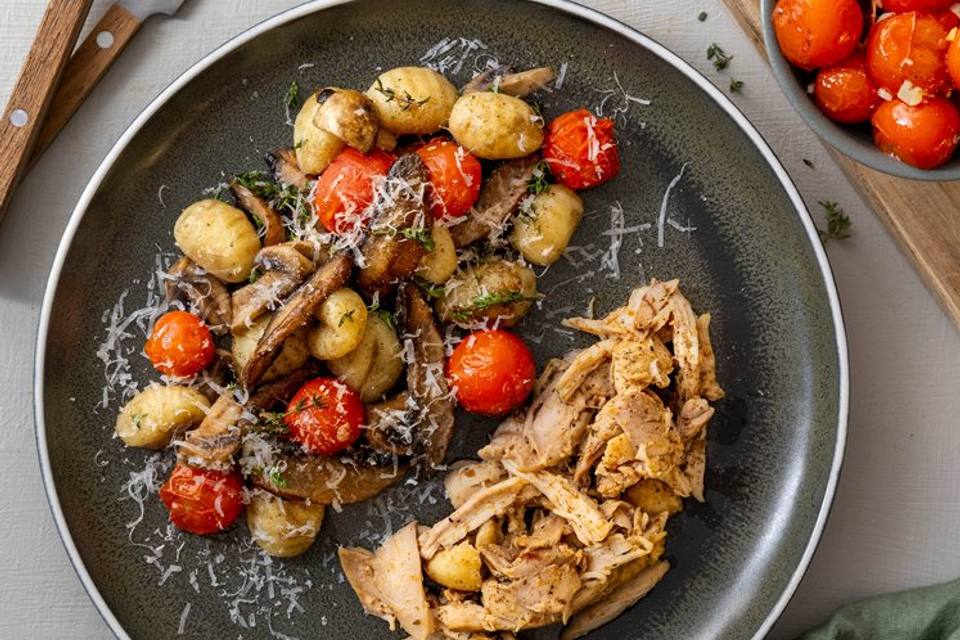 Pulled chicken med bagte cherrytomater, svampe og gnocchi — RetNemts eget foto