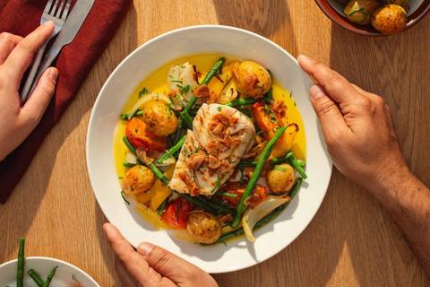 Pescado con salsa ajada – Stegt fisk med hvidløgs/paprikaolie og spanske grøntsager
