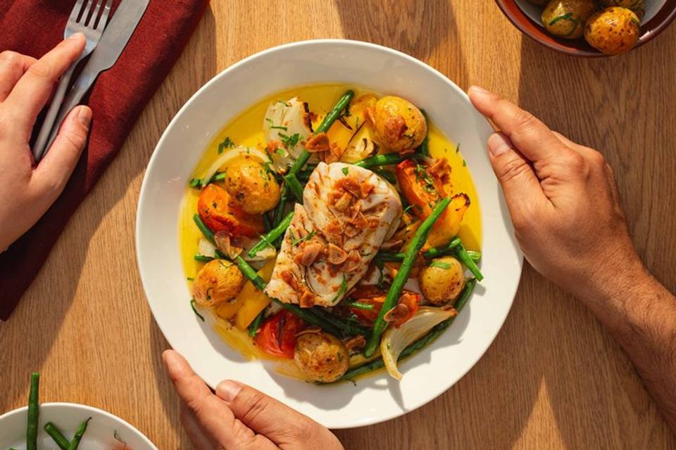 Pescado con salsa ajada – Stegt fisk med hvidløgs/paprikaolie og spanske grøntsager — RetNemts eget foto