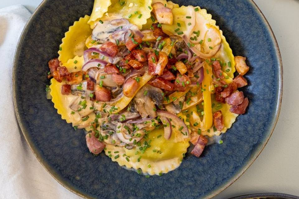 Svampe-ravioli med bacon, cremede svampe og peberfrugt — RetNemts eget foto