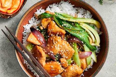 Teriyakikylling med pak choy, sesamfrø og srirachamayo