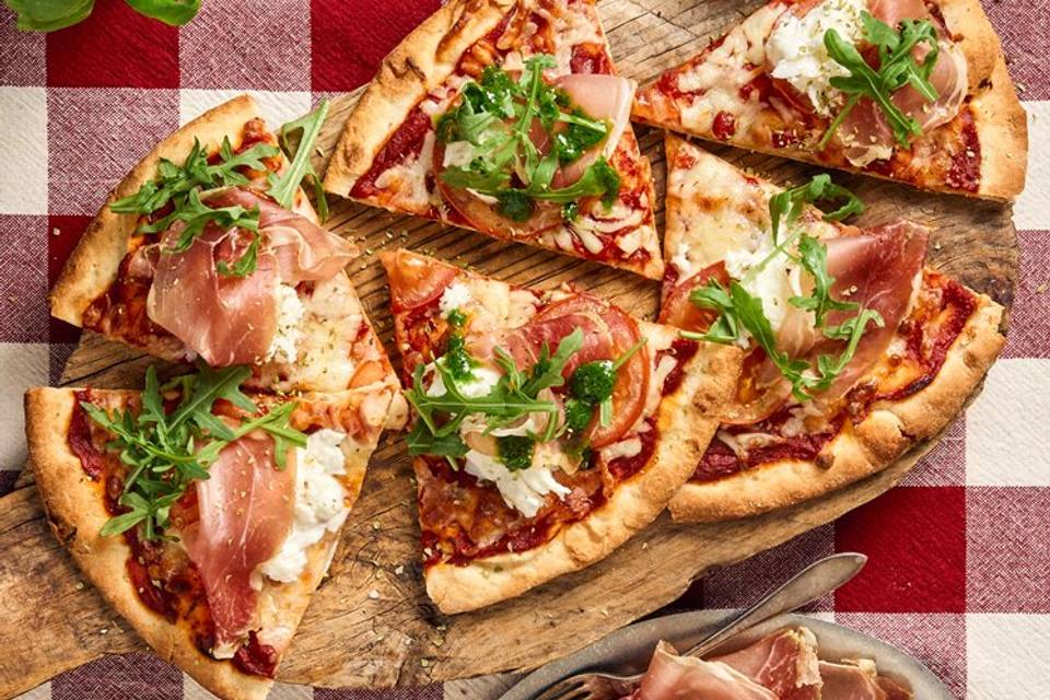 Pizza prosciutto e rucola - Pizza med lufttørret skinke, mozzarella og tomat — RetNemts eget foto