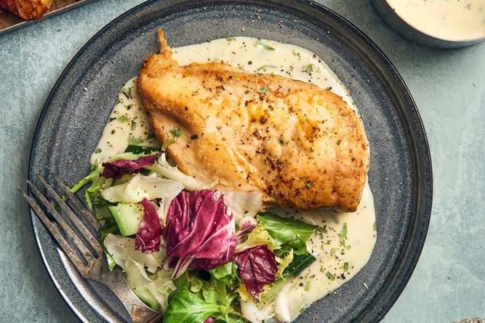 Stegt kyllingefilet med bagte kartofler, frisk salat og estragonssauce — RetNemts eget foto