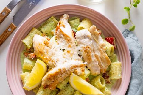 Cremet pasta med squash og citronglaseret kylling