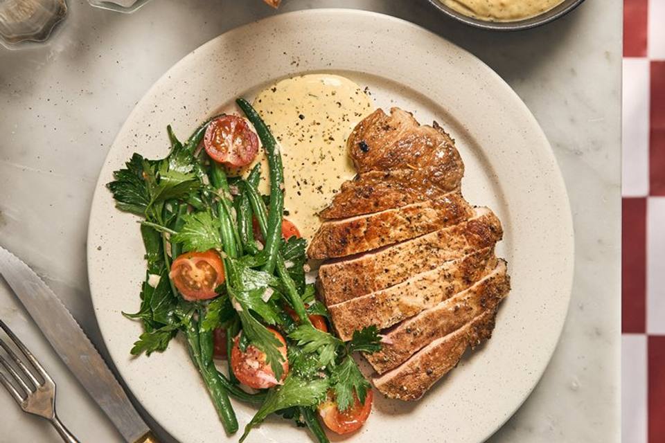 Porc aux Herbs - Urtestegt kotelet med bearnaise, lun bønnesalat og pommes frites — RetNemts eget foto