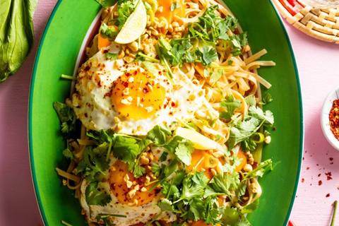 Thailandsk stirfry med chilistegte æg, pak choy, nudler og bønnespirer
