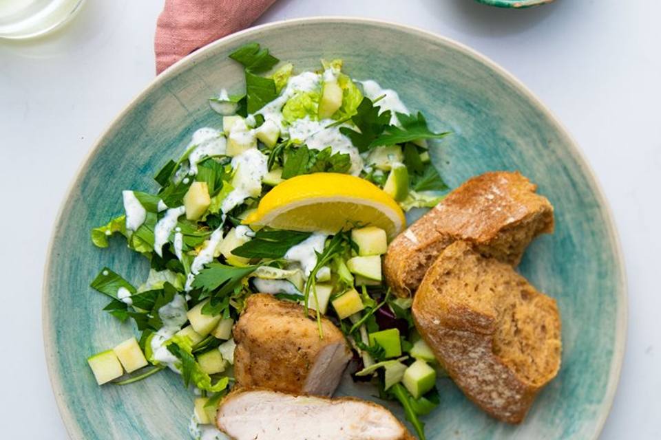 Meunierestegt kyllingebryst med æblesalat og estragonmayonnaise — RetNemts eget foto