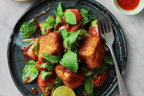 Paneret laks med thai urtesalat og nuoc dressing