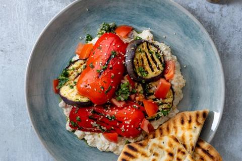 Kikærte msabbaha med mix af bagte grøntsager og persille/mynte gremolata
