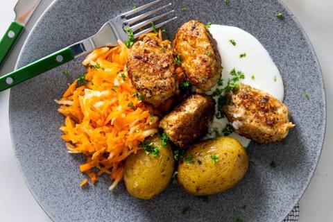 Kyllingedeller med frisk råkostsalat, kartofler og persillesovs
