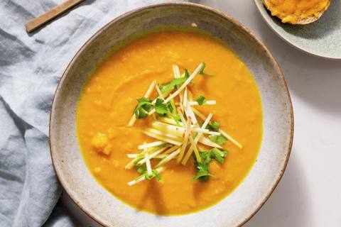 Sweet potato-suppe med æble og sprøde ostebrød