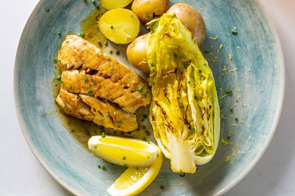 Stegt hvid fisk med purløg, bagt spidskål og brunet smør — RetNemts eget foto
