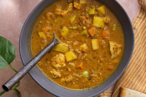 Mulligatawny suppe med kylling og naan