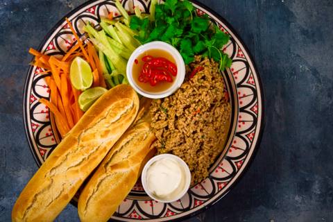 Bahn mi med gris, agurk & Vietnamesisk dip