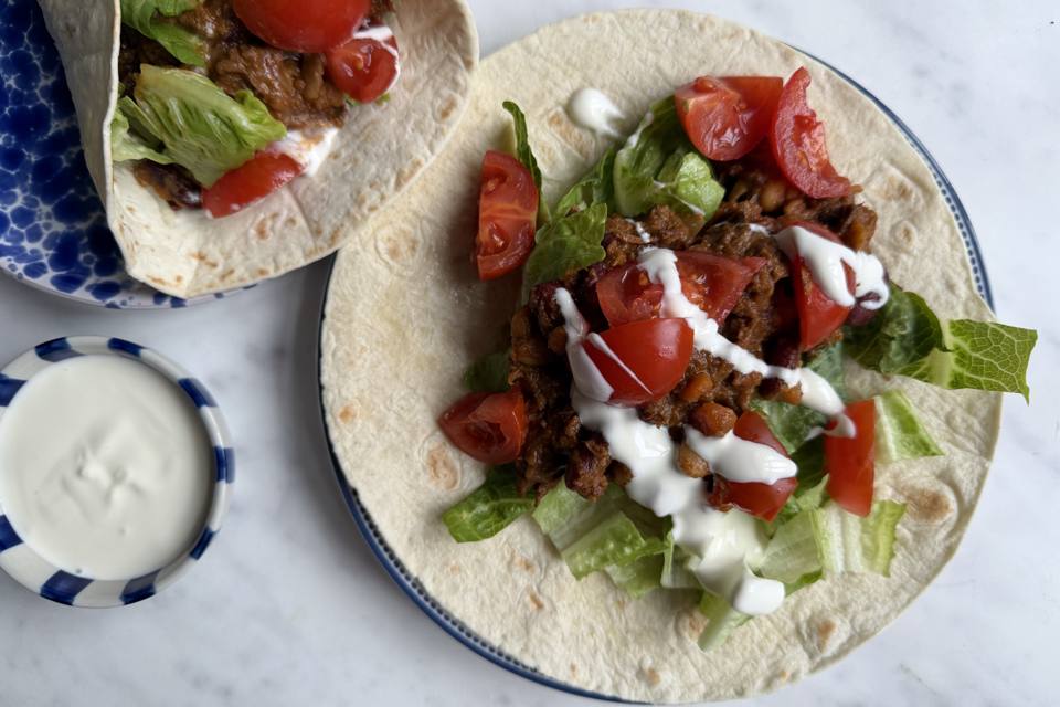HEAT: Burritos med chili con carne, salat og creme fraiche — Skagenfoods eget foto