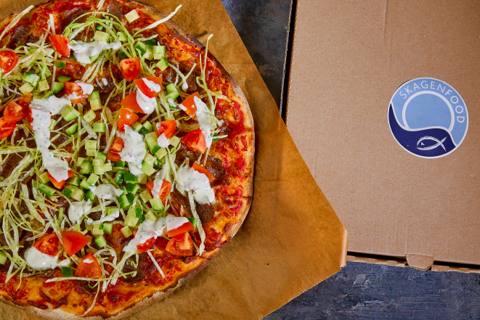 Pizza med kebab, tomat og dressing
