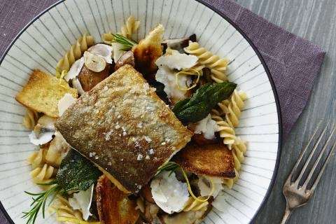 Stegt laks med fusilli, champignon og salvie