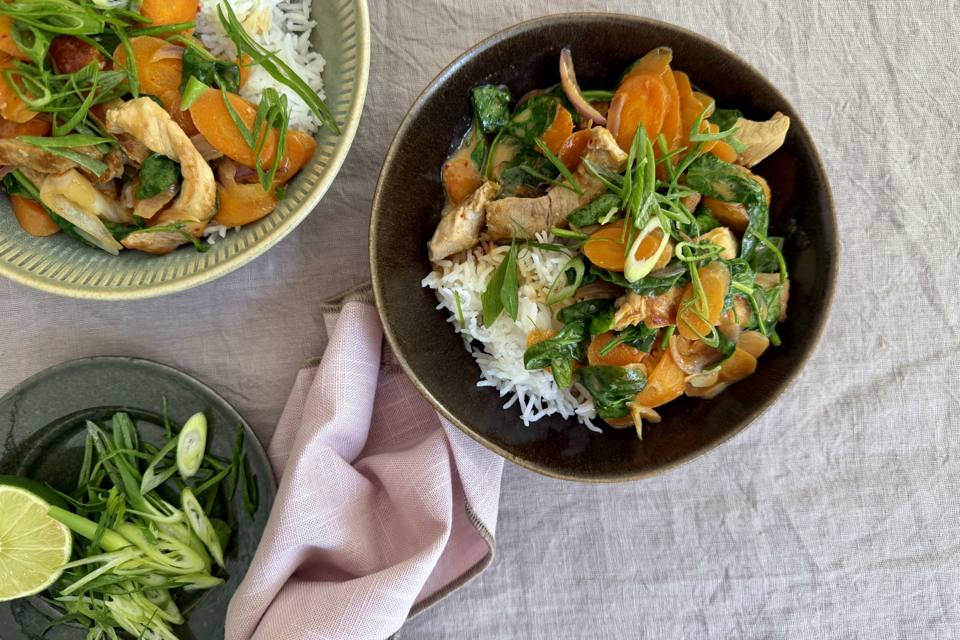 Gris i rød karry og kokos med spinat og gulerødder — Skagenfoods eget foto
