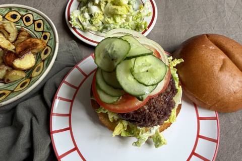 Easy burger med ovnkartofler og cæsarsalat