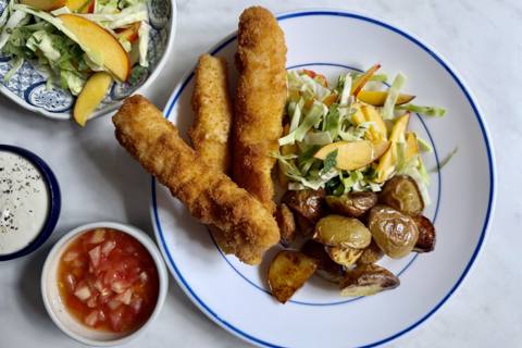 Fish fingers med tomatsalsa og sommerslaw med fersken og mynte