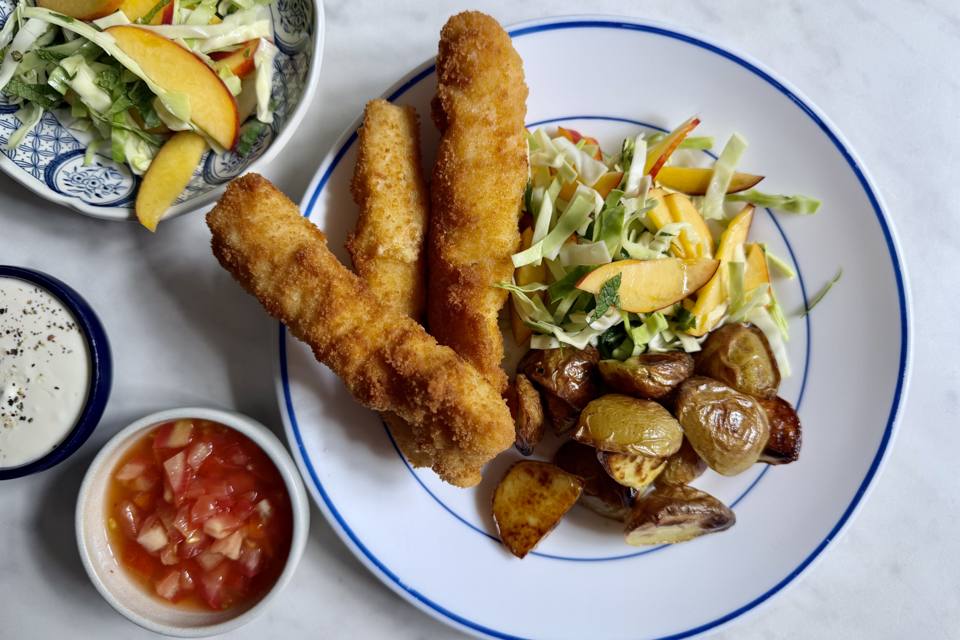 Fish fingers med tomatsalsa og sommerslaw med fersken og mynte — Skagenfoods eget foto