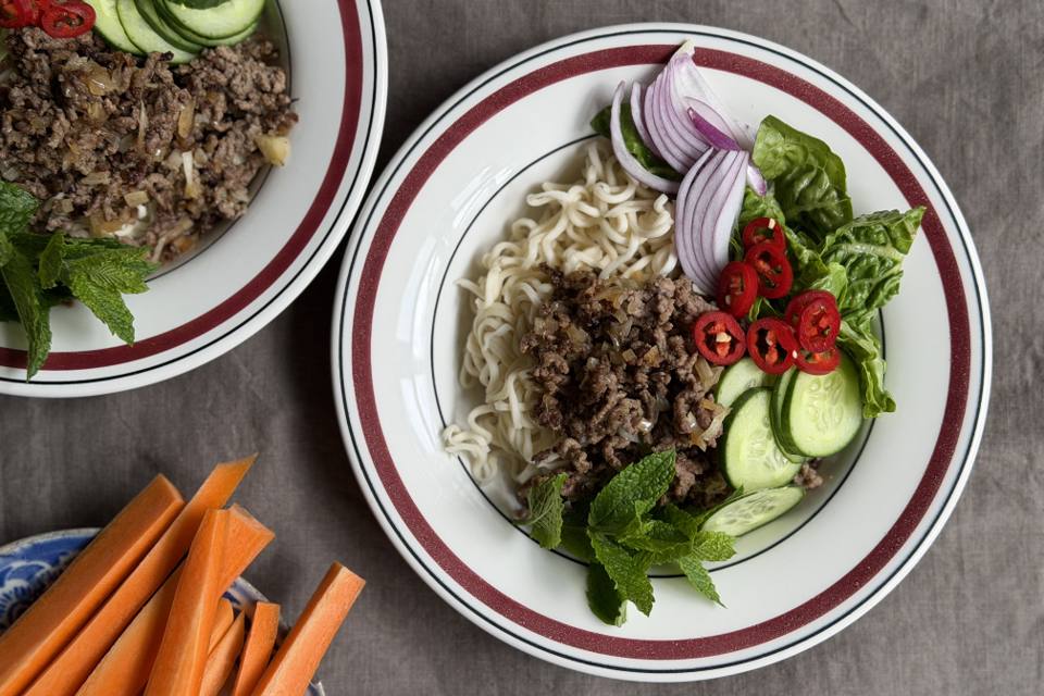 Laab af oksekød med nudler, agurk og sprød salat — Skagenfoods eget foto