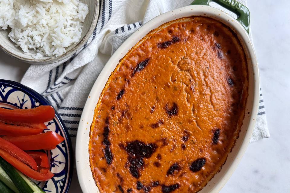 Koteletter i cremet tomatsauce med ris og snackgrønt — Skagenfoods eget foto