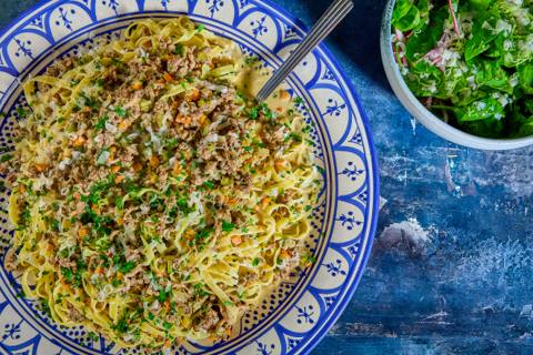 Tagliatelle al ragù bianco med parmesan og spinatsalat