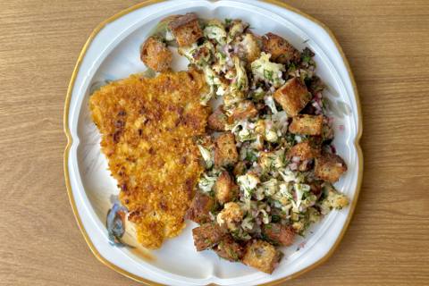 Fiskeschnitzel med blomkål og brødcroutoner
