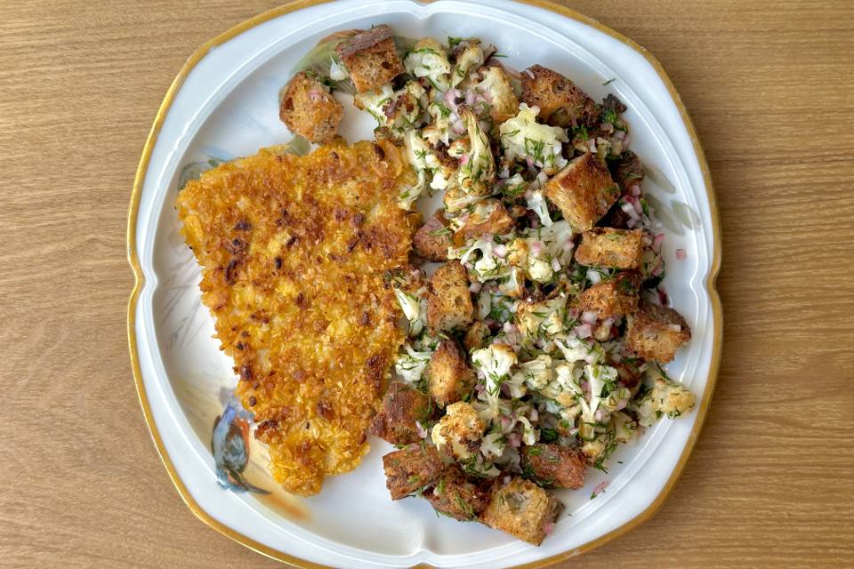 Fiskeschnitzel med blomkål og brødcroutoner — Skagenfoods eget foto