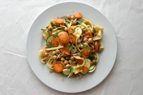 Pappardelle med kikærter, squash, gulerødder og fennikel