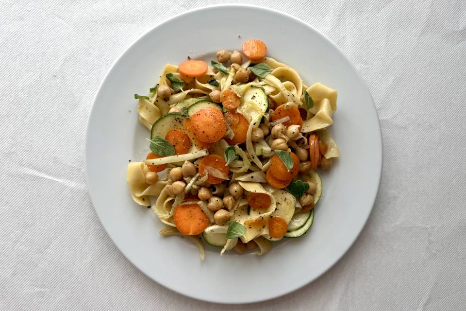 Pappardelle med kikærter, squash, gulerødder og fennikel — Skagenfoods eget foto