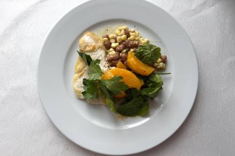 Stegt spætte med borlottibønner og urtesalat