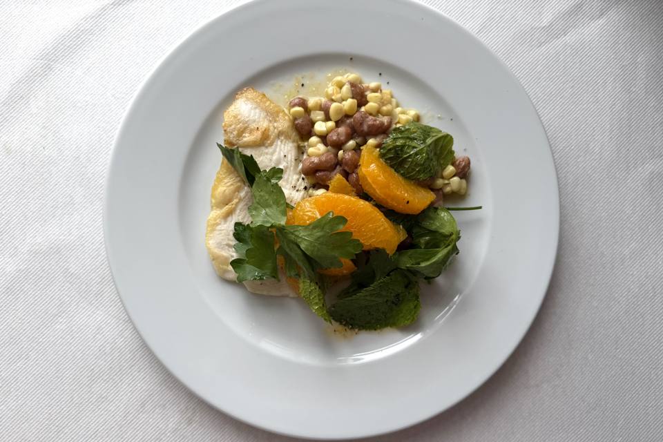 Stegt spætte med borlottibønner og urtesalat — Skagenfoods eget foto
