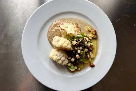 Stegt blomkål med linsesalat og courgette