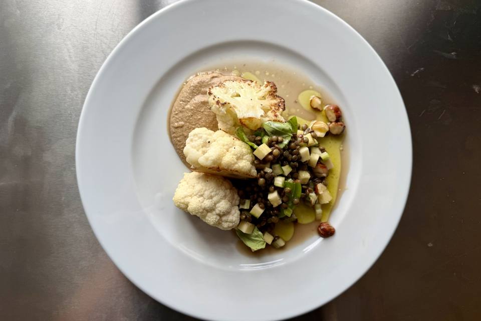 Stegt blomkål med linsesalat og courgette — Skagenfoods eget foto