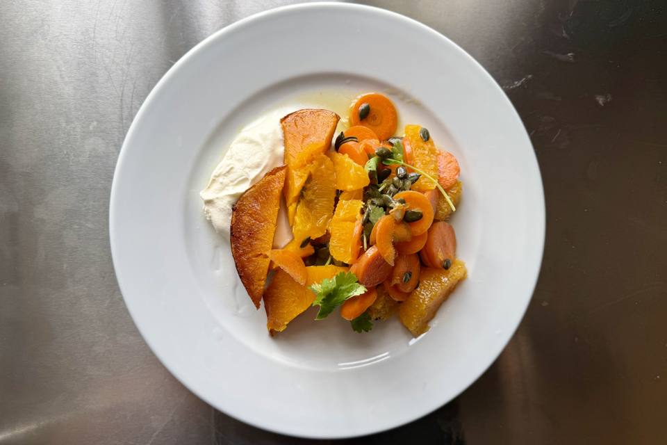 Bagt butternut med yoghurt, græskarkerner og chili — Skagenfoods eget foto